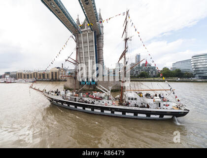 London, Großbritannien. 18 Sep, 2017. Die Stavros S Niarchos, betrieben von der Tall Ships Youth Trust (TSYT) mit jungen Studenten an Bord segelt unter der Tower Bridge auf, was Ihr letzter Besuch sein kann, weil Sie jetzt zum Verkauf angeboten wurde. Stavros S Niarchos ist in erster Linie darauf ausgerichtet, jungen Menschen die Möglichkeit zu bieten Reisen als Zeichen Übungen durchzuführen. Credit: Vickie Flores/Alamy leben Nachrichten Stockfoto