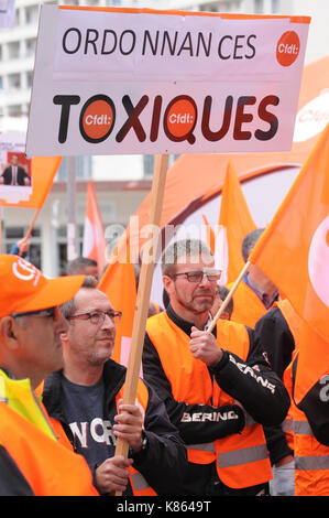 LYON, Frankreich, 18. SEPTEMBER 2017: Mitglieder der CFDT, CFTC Gewerkschaften, die meist aus dem Bereich Transporte, stand vor dem MEDEF Hauptsitz in Lyon (Süd-ost-Frankreich) am 18. September 2017 gegen die Politik der Regierung und vor allem ordonancies auf das Arbeitsrecht zu protestieren. Credit: Serge Mouraret/Alamy leben Nachrichten Stockfoto