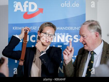 Berlin, Deutschland. 18 Sep, 2017. Alice Weidel und Alexander Gauland (R), dem führenden Kandidaten für die Alternative für Deutschland (AfD), auf einer Pressekonferenz zu den Themen Einwanderung und Kriminalität in Berlin, Deutschland, 18. September 2017. Credit: Kay Nietfeld/dpa/Alamy leben Nachrichten Stockfoto