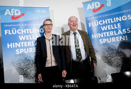 Berlin, Deutschland. 18 Sep, 2017. Alice Weidel und Alexander Gauland (R), dem führenden Kandidaten für die Alternative für Deutschland (AfD), auf einer Pressekonferenz zu den Themen Einwanderung und Kriminalität in Berlin, Deutschland, 18. September 2017. Credit: Kay Nietfeld/dpa/Alamy leben Nachrichten Stockfoto