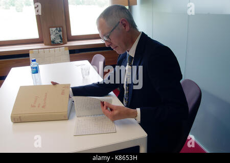 Stockholm, Schweden. 7. Sep 2017. Jan Homberg, CEO der Ingmar Bergman Foundation, ein Faksimile des gebundenen Skript für Ingmar Bergmans Film "Fanny und Alexander" am Sitz der Stiftung in Stockholm, Schweden, 7. September 2017. Der gefeierte schwedische Film Maker wäre 100 Jahre alt Am 14. Juli 2018. Credit: Lennart Simonsson/dpa/Alamy leben Nachrichten Stockfoto