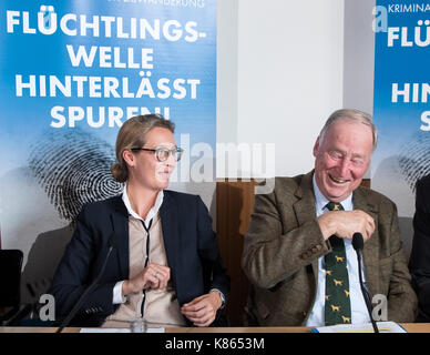 Berlin, Deutschland. 18 Sep, 2017. Alice Weidel und Alexander Gauland (R), dem führenden Kandidaten für die Alternative für Deutschland (AfD), auf einer Pressekonferenz zu den Themen Einwanderung und Kriminalität in Berlin, Deutschland, 18. September 2017. Quelle: Bernd von Jutrczenka/dpa/Alamy leben Nachrichten Stockfoto