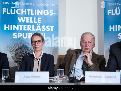 Berlin, Deutschland. 18 Sep, 2017. Alice Weidel und Alexander Gauland (R), dem führenden Kandidaten für die Alternative für Deutschland (AfD), auf einer Pressekonferenz zu den Themen Einwanderung und Kriminalität in Berlin, Deutschland, 18. September 2017. Quelle: Bernd von Jutrczenka/dpa/Alamy leben Nachrichten Stockfoto