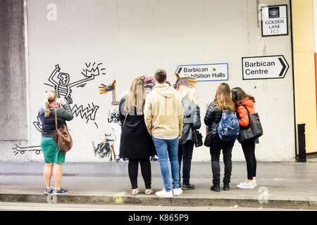 LONDON, UK - 18. September 17: Eine der beiden neuen Arbeiten von Bansky mit dem Titel "Portrait of Basquiat wird von der Metropolitan Police begrüßt - eine (inoffizielle) Zusammenarbeit mit der neuen Basquiat-Show." Es ist auf dem Display am Beech Street Tunnel im Barbican, um Barbican Centre's bevorstehende Ausstellung von Jean-Michel Basquiat zu fördern. Fawcitt/Alamy Live News. Stockfoto