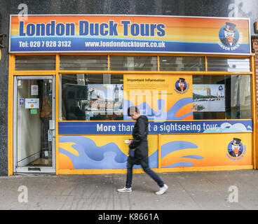 London, Großbritannien. 18 Sep, 2017. Die amphibischen London Duck Tours nicht mehr funktionieren, nach Verlust des Zugriffs auf der Helling auf dem Albert Embankment aufgrund der Thames Water supersewer Bauarbeiten. Die amphibischen Enten spielte eine entscheidende Rolle im Zweiten Weltkrieg und wurden ursprünglich zur Versorgung von Schiffen mit sich herumtragen, um Punkte an Land retten Credit: Amer ghazzal/Alamy leben Nachrichten Stockfoto
