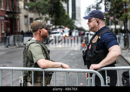 New York, Vereinigte Staaten. Sept. 2017. Ein großes Sicherheitssystem wird am Montag, den 18., außerhalb des UN-Hauptquartiers in New York gesehen. Heute ist der 20. Die 72. Generalversammlung der Vereinten Nationen (UNGA) (FOTO: Vanessa CARVALHO/BRASILIEN FOTOPRESSE) Credit: Brazil Photo Press/Alamy Live News Stockfoto