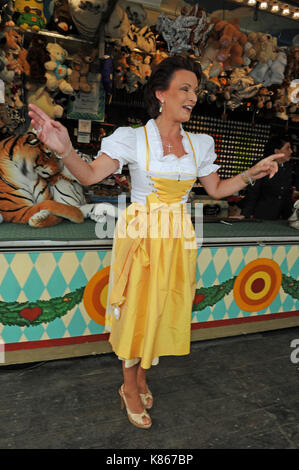 München, Deutschland. 18 Sep, 2017. Margit Toennies, Lebensmittel GmbH, kommt für die Damen Wiesn in der KAEFER-Wiesn Zelt am ersten Montag auf dem Oktoberfest in München, Deutschland, 18. September 2017. Credit: Ursula Düren/dpa/Alamy leben Nachrichten Stockfoto