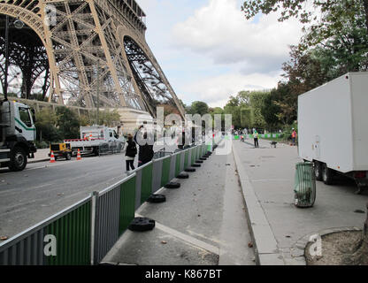 Paris, Frankreich. 18 Sep, 2017. Hindernisse auf der Südseite der Eiffelturm in Paris, Frankreich, 18. September 2017. Die Bauarbeiten begannen heute an einer Wand mit Panzerglas, entworfen, um Besucher vor Terroranschlägen zu schützen. Credit: Christian Böhmer/dpa/Alamy leben Nachrichten Stockfoto