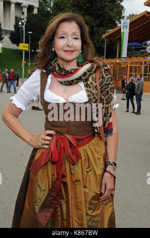 München, Deutschland. 18 Sep, 2017. Sängerin Vicky Leandros kommt für die Damen Wiesn in der KAEFER-Wiesn Zelt am ersten Montag auf dem Oktoberfest in München, Deutschland, 18. September 2017. Credit: Ursula Düren/dpa/Alamy leben Nachrichten Stockfoto