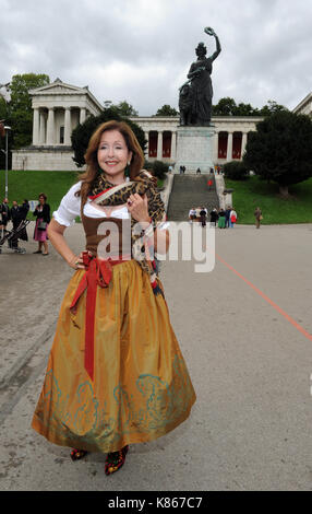 München, Deutschland. 18 Sep, 2017. Sängerin Vicky Leandros kommt für die Damen Wiesn in der KAEFER-Wiesn Zelt am ersten Montag auf dem Oktoberfest in München, Deutschland, 18. September 2017. Credit: Ursula Düren/dpa/Alamy leben Nachrichten Stockfoto