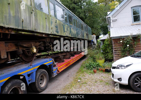 Titley, Herefordshire, UK - Am Montag, den 18. September 2017 - Eine alte diesel Zug durch spezialisierte Transport Fahrzeug mit Hinterradantrieb verschoben wird, geht ein kleines Häuschen auf einem kleinen Feldweg, bevor sie in den schmalen B 4355 in der Nähe von Kington in ländlichen Gemeinden - Die alten Diesel Zug war zuvor Teil der Sammlung an Titley Kreuzung. Steven Mai/Alamy leben Nachrichten Stockfoto