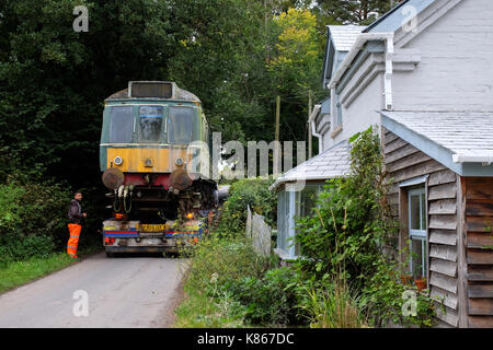 Titley, Herefordshire, UK - Am Montag, den 18. September 2017 - Eine alte diesel Zug durch spezialisierte Transport Fahrzeug mit Hinterradantrieb bewegt wird, fließt ein Häuschen auf einem kleinen Feldweg, bevor sie in den schmalen B 4355 in der Nähe von Kington in ländlichen Gemeinden - Die alten Diesel Zug war zuvor Teil der Sammlung an Titley Kreuzung. Steven Mai/Alamy leben Nachrichten Stockfoto