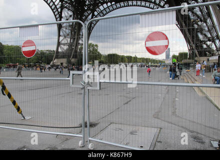 Paris, Frankreich. 18 Sep, 2017. Hindernisse auf der Ostseite der Eiffelturm in Paris, Frankreich, 18. September 2017. Die Bauarbeiten begannen heute an einer Wand mit Panzerglas, entworfen, um Besucher vor Terroranschlägen zu schützen. Credit: Christian Böhmer/dpa/Alamy leben Nachrichten Stockfoto