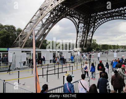 Paris, Frankreich. 18 Sep, 2017. Hindernisse auf der Ostseite der Eiffelturm in Paris, Frankreich, 18. September 2017. Die Bauarbeiten begannen heute an einer Wand mit Panzerglas, entworfen, um Besucher vor Terroranschlägen zu schützen. Credit: Christian Böhmer/dpa/Alamy leben Nachrichten Stockfoto