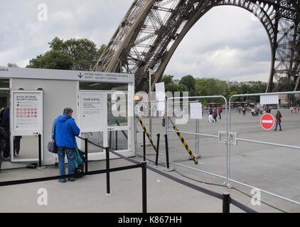 Paris, Frankreich. 18 Sep, 2017. Barrieren am Eingang der Eiffelturm in Paris, Frankreich, 18. September 2017. Die Bauarbeiten begannen heute an einer Wand mit Panzerglas, entworfen, um Besucher vor Terroranschlägen zu schützen. Credit: Christian Böhmer/dpa/Alamy leben Nachrichten Stockfoto