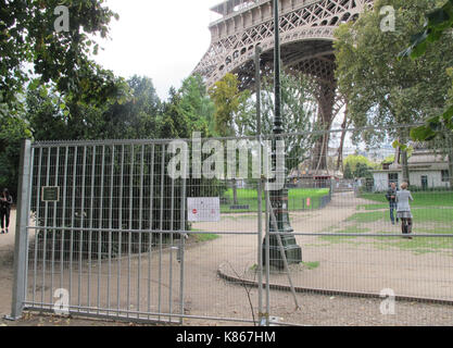 Paris, Frankreich. 18 Sep, 2017. Hindernisse auf der Ostseite der Eiffelturm in Paris, Frankreich, 18. September 2017. Die Bauarbeiten begannen heute an einer Wand mit Panzerglas, entworfen, um Besucher vor Terroranschlägen zu schützen. Credit: Christian Böhmer/dpa/Alamy leben Nachrichten Stockfoto