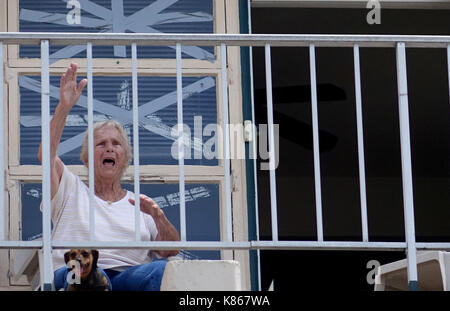 Fort Lauderdale, FL, USA. 17 Sep, 2017. Gloria Barton, Alter 80, ein Bewohner des Gateway Terrasse Apartments, schreit, um eine Weitergabe Florida Energie und Licht (FPL) Lkw, Sonntag, Sept. 17, 2017, in Fort Lauderdale Credit: Sonne-hinweissymbol/ZUMA Draht/Alamy leben Nachrichten Stockfoto