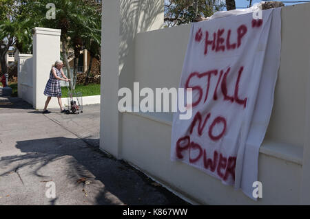 Fort Lauderdale, FL, USA. 17 Sep, 2017. Barbara Blumlo-Driham, 68, ein Bewohner des Gateway Terrasse Apartments, Spaziergänge Vergangenheit ein Zeichen von ihrem Sohn, Sonntag, Sept. 17, 2017, in Fort Lauderdale Credit: Sonne-hinweissymbol/ZUMA Draht/Alamy Live News veröffentlicht Stockfoto