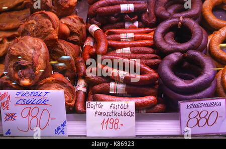 Achsschenkel Csulok (geräuchert), kolbasz (Salami), und hurka (Blutwurst) im Verkauf bei Lehel Markt (Lehel Csarnok), Budapest, Ungarn Stockfoto