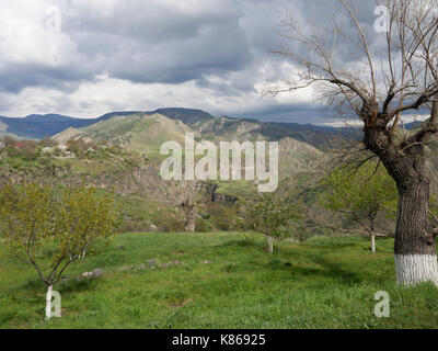 Das Garni Schlucht und Gegham Bergrücken, panorama Blick von der Website des antiken Tempels, in dem Dorf Garni, Provinz Kotajk, Armenien Stockfoto