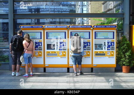 Passagiere Bahn-tickets von Self-service-Automaten, Nyugati Palyaudvar, Budapest, Ungarn Stockfoto