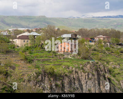 Häuser im Dorf von Garni, Provinz Kotajk, Armenien, berühmt für ihre antiken Tempel, am Rande einer Hochebene über dem Garni Schlucht Stockfoto