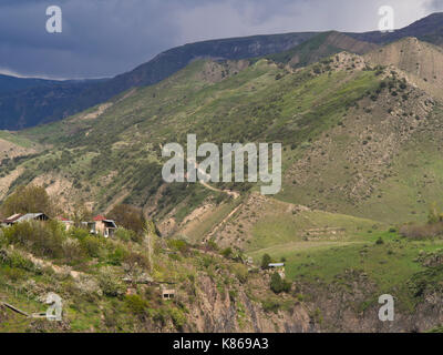 Häuser im Dorf von Garni, Provinz Kotajk, Armenien, Blick von der alten Tempel, am Rande einer Hochebene über dem Garni Schlucht Stockfoto