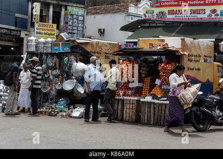 Eine Marktszene im Pettah Market in Colombo, Sri Lanka. Der Pettah Market ist das größte und funktionellste Marktviertel von Colombo. Es ist beliebt bei Stockfoto