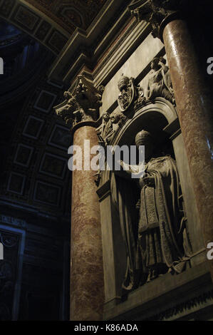 Denkmal Statue Papst Leo XII, von Giuseppe De Fabris (1790-1860), 1835-36. Papst stehen und die Vermittlung seiner Segen "Urbi et Orbi" während des Jubeljahres 1825. Innenraum der Basilika von St. Peter. Vatikanstadt. Stockfoto