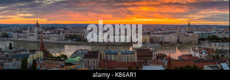 Budapest, Ungarn - Panoramablick auf die Skyline von Budapest mit dem Parlament in Ungarn, und eine schönen goldenen Sonnenaufgang von Buda Hill genommen Stockfoto