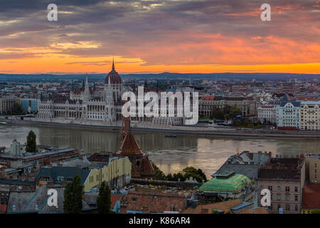 Budapest, Ungarn - Panoramasilhouette von Budapest mit dem ungarischen Parlament und einem wunderschönen goldenen Sonnenaufgang vom Buda-Hügel Stockfoto