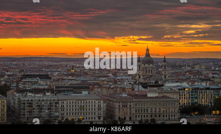 Budapest, Ungarn - goldener Sonnenaufgang und erstaunlich bunte Wolken über Budapest mit den Saint Stephen's Basilica Stockfoto