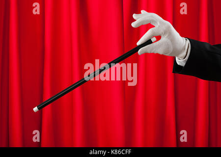 Close-up Magier Hände mit dem Zauberstab Magic angezeigt Stockfoto