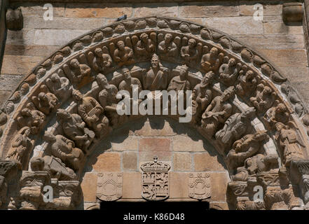 Kirche San Martin (15. Jahrhundert), Tür mit Jesus und zwölf Ältesten der Apokalypse, Noya, Provinz La Coruna, Region Galicien, Spanien, Europa Stockfoto