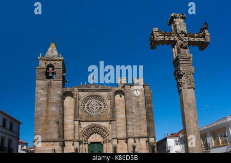 Kirche von San Martin (15. Jahrhundert) und traditionelle Cruceiro, Noya, La Coruna Provinz, Region Galicien, Spanien, Europa Stockfoto