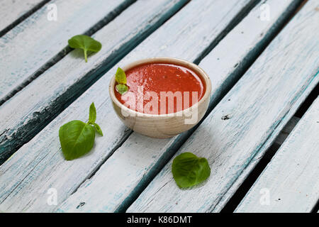 Tomatensuppe in rustikalem Ambiente. Gemüse Vorspeise. Stockfoto