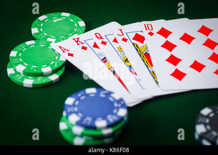 Royal Flash poker chips auf Green casino gambling Erfolg Tabelle. Stockfoto