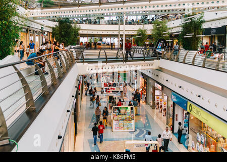Lissabon, Portugal - 10. AUGUST 2017: Leute auf der Suche nach Sommer Umsatz In Vasco da Gama Einkaufszentrum Mall. Stockfoto