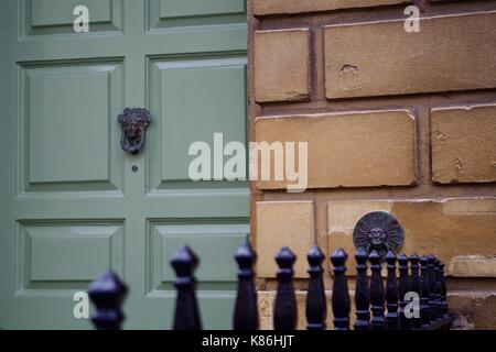Traditionelle georgianische Stadthaus Vordertür und Eisenstangen. Stadt Bath, Somerset, UK. August, 2017. Stockfoto