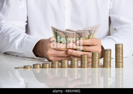 Mittelteil der Geschäftsmann zählen Geld im Büro Schreibtisch Stockfoto