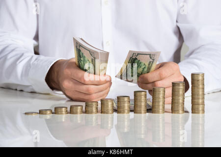 Mittelteil der Geschäftsmann zählen Geld im Büro Schreibtisch Stockfoto