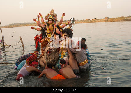 Abschied Durga Idol Wasser Fluss Jamuna Visarjan Durga Pooja dassera Vijayadasami Festival Stockfoto