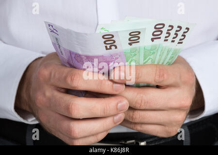 Mittelteil der Geschäftsmann zählen Euro-Banknoten im Büro Stockfoto