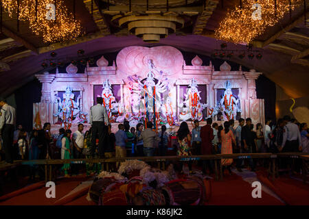 Göttin Durga, eine moderne Ausstellung in Banani Puja Mandap, während des Hindu-Festivals von Durga Puja Stockfoto