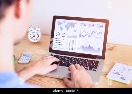 Investor Analyse online Finanz Börse Diagramm mit Daten und Business Plan auf Bildschirm Stockfoto