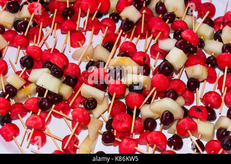 Obstspieße, enthalten verschiedene Früchte. Typische Sommer essen, essen Sie am Meer oder am Strand unter dem Dach. Aber auch am Buffet als refreshmen Stockfoto