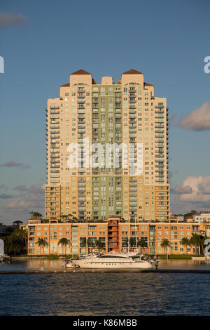 Moderne Eigentumswohnung Türme entlang Miami Beach Waterfront Stockfoto