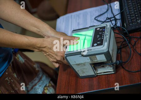 Auroville, Indien - September 2017: Leute die Anwendung der Aadhaar Karte, eine leicht überprüfbare 12-stellige Zufallszahl als einzigartige Identität zu erhalten. T Stockfoto