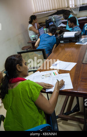 Auroville, Indien - September 2017: Leute die Anwendung der Aadhaar Karte, eine leicht überprüfbare 12-stellige Zufallszahl als einzigartige Identität zu erhalten. T Stockfoto