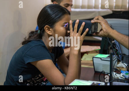 Auroville, Indien - September 2017: Leute die Anwendung der Aadhaar Karte, eine leicht überprüfbare 12-stellige Zufallszahl als einzigartige Identität zu erhalten. Stockfoto